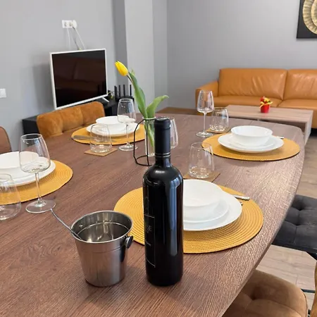 Lejlighed Spacious Sunny Flat With 2 Bedrooms In The Heart Of *
